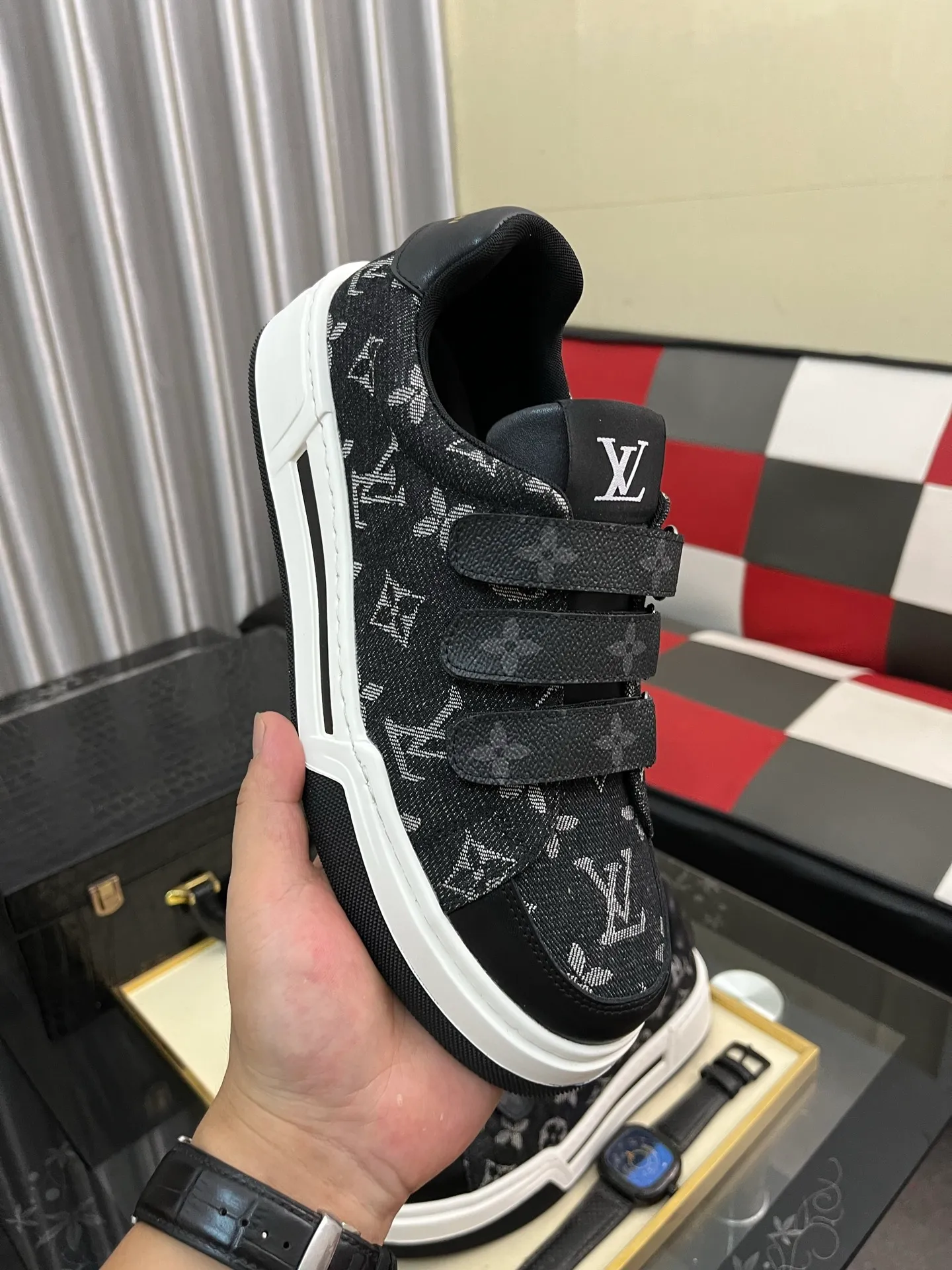 Men's Men's Shoes 💰420⌚️⌚️🇮🇹🇮🇹LV Louis Vuitton. The latest trendy casual shoes are popular in physical stores in sizes 38-44. New spring and summer comfortable imported custom original cowhide, unique jacquard fabric element design. Paired with sheepskin lining, Lv original bottom, [taiyang][taiyang] high-end packaging and high quality💪Details determine the quality, you can enter and leave the counter at will, welcome to compare🇮🇹